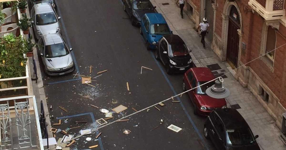 Bari, un uomo lancia mobili, quadri e oggetti pesanti dalla finestra: video
